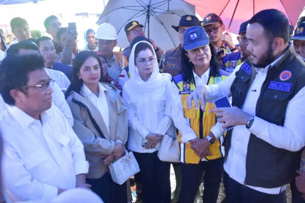 Fadly Amran Dampingi Komisi V DPR Cek Kondisi Batang Kuranji, Perlu Penertiban Pemukiman Warga yang Masih Berada di Sempadan Sungai 1 KUNJUNGI SUNGAI BATANG KURANJI— Wako Padang Fadly Amran mendampingi Wakil Ketua Komisi V DPR RI Ridwan Bae bersama sejumlah kementerian, meninjau sungai Batang Kuranji, di jembatan Kuranji, Jalan Raya By Pass, Rabu (10/12).