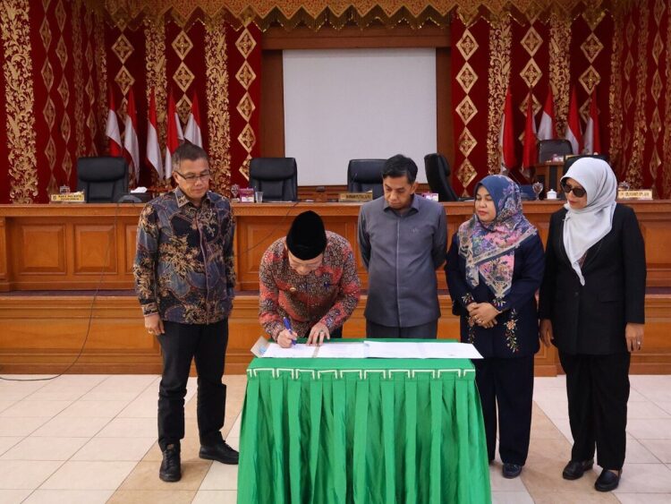 TEKEN— Wali Kota Payakumbuh Zulmaeta menandatangani pengesahan APBD 2026