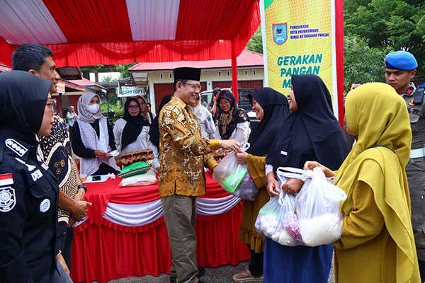 Pemko Gelar GPM, Tekan Lonjakan Sembako Jelang Nataru 1 Gerakan Pangan Murah — Wali Kota Payakumbuh Zulmaeta berbincang dengan warga usai belanja di lokasi GPM.