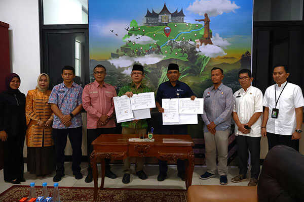 Lindungi Tenaga Kerja, Pemko Payakumbuh Teken MoU dengan BPJS Ketenagakerjaan 1 TEKEN MOU— Wali Kota Payakumbuh Zulmaeta melakukan penandatangan MoU dengan BPJS Ketenagakerjaan.