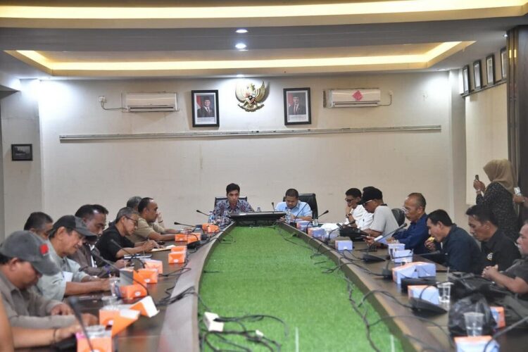 konferensi pers— Wali Kota Sawahlunto, Riyanda Putra, menggelar konferensi pers bersama wartawan mitra Pemerintah Kota