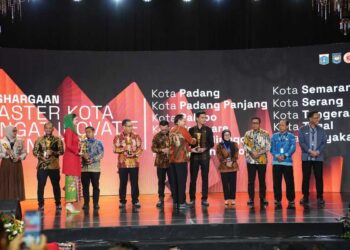 TERIMA PENGHARGAAN— Wali Kota Sawahlunto Riyanda Putra, kembali menerima Innovative Government Award (IGA) 2025 dari Kementerian Dalam Negeri. Penghargaan ini kembali menempatkan Kota Sawahlunto sebagai Kota Sangat Inovatif untuk ketiga kalinya.