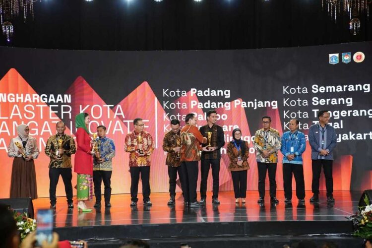 Tiga Kali Berturut-turut menjadi Kota Sangat Inovatif, Sawahlunto Kembali Raih IGA 2025 1 TERIMA PENGHARGAAN— Wali Kota Sawahlunto Riyanda Putra, kembali menerima Innovative Government Award (IGA) 2025 dari Kementerian Dalam Negeri. Penghargaan ini kembali menempatkan Kota Sawahlunto sebagai Kota Sangat Inovatif untuk ketiga kalinya.