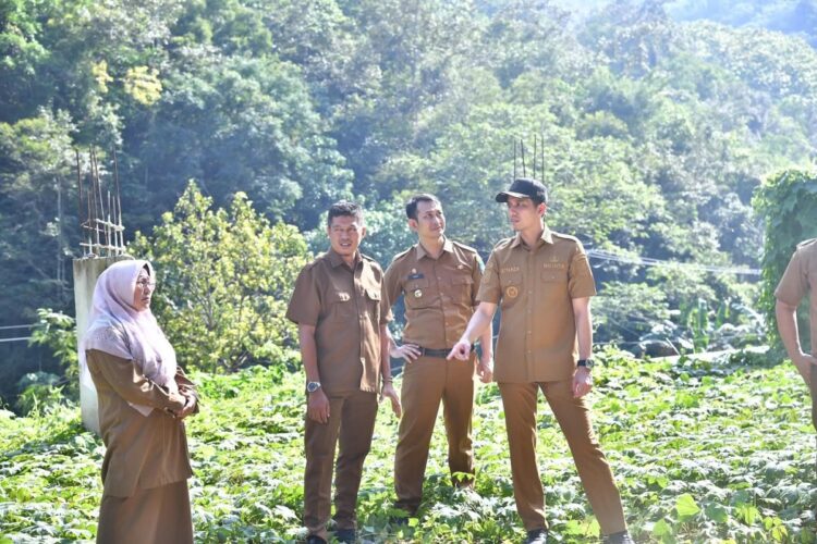 PEMANFATAAN ASET— Wali Kota Sawahlunto Riyanda Putra, meninjau kondisi lapangan futsal Desa Silungkang Tigo yang hingga kini belum dimanfaatkan secara optimal, sekaligus mengarahkan agar aset tersebut segera diberdayakan untuk kepentingan masyarakat.