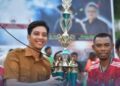 SERAHKAN PIALA— Wali Kota Sawahlunto Riyanda Putra serahkan piala kepada pemenang saat penutupan  turnamen sepak bola Liga Askot PSSI Sawahlunto U-40 di Lapangan Ombilin, beberapa waktu lalu.