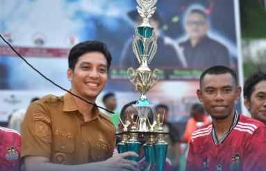 SERAHKAN PIALA— Wali Kota Sawahlunto Riyanda Putra serahkan piala kepada pemenang saat penutupan  turnamen sepak bola Liga Askot PSSI Sawahlunto U-40 di Lapangan Ombilin, beberapa waktu lalu.