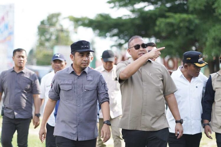 Warga Terdampak Banjir, Wako Solok Terima Bantuan dari Anggota DPR RI Andre Rosiade 1 TINJAU LOKASI BANJIR— Wako Ramadhani Kirana Putra, bersama Wawako H. Suryadi Nurdal, dampingi Anggota DPR RI Andre Rosiade ,meninjau lokasi terdampak banjir sekaligus penyerahan bantuan untuk korban, Rabu (3/12).