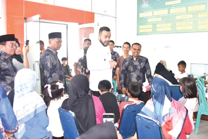 SUNAT MASSAL—  Wali Kota Padang Fadly Amran, ikut melihat langsung program khitanan massal yang digelar Baznas Padang di kantor Baznas Padang.