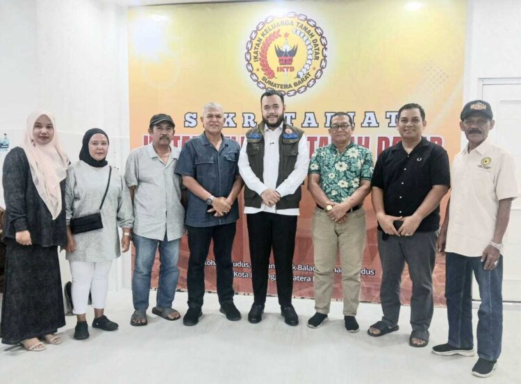 IKTD Sumbar Serahkan Bantuan Sembako, Warga Tanahdatar jadi Prioritas 1 FOTO BERSAMA—Ketua Umum IKTD Sumbar Fadly Amran bersama Sekretaris Umum IKTD Sumbar Sulthani Hardi, Bendara Umum IKTD Sumbar Budi Kartono, Ketua Peduli Bencana IKTD Sumbar, Erwin Saragosa dan pengurus lainnya.