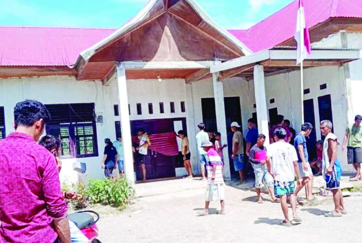 Belasan Warga Segel Kantor Wali Nagari Kapelgam, Aktivitas Pelayanan Terganggu 1 DISEGEL— Belasan warga, menyegel kantor wali nagari Nagari Kapelgam Koto Berapak, Kecamatan Bayang, Pesisir Selatan pada Kamis (18/12).