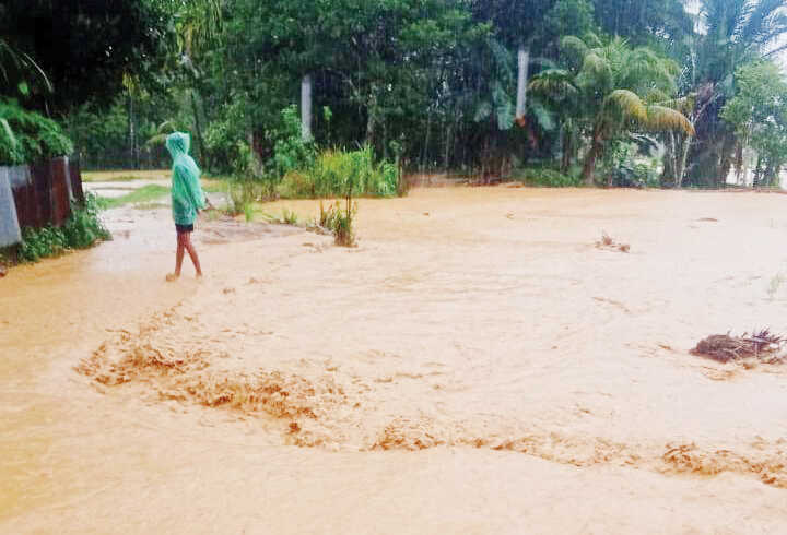 Waspada! Hujan Seharian, BPBD Ingatkan Warga Jauhi Aliran Sungai 1 TINGKATKAN KEWASPADAAN— Hujan deras dengan intensitas tinggi kembali mengguyur Kota Padang, Rabu (10/12), membuat BPBD Kota Padang mengimbau seluruh warga untuk lebih meningkatkan kewaspadaan. Masyarakat yang bermukim di tepian sungai diminta waspada.