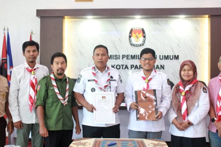 PEMBENTUKAN— Wakil Walikota Pariaman Mulyadi, selaku Ketua Kwartir Cabang (KaKwarcab) Pramuka Kota Pariaman, menghadiri perjanjian kerja sama pembentukan Saka Pramuka rintisan Yogaswara di lingkungan KPU Kota Pariaman, yang digelar di Kantor KPU Kota Pariaman.