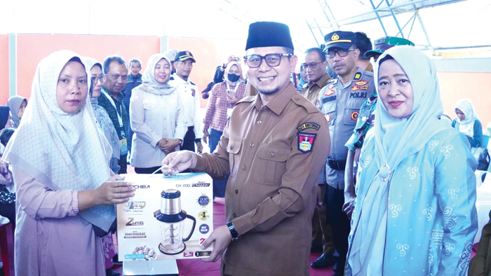 SIMBOLIS— Wawako Ibnu Asis secara simbolis menyerahkan bantuan paket sembako, kursi roda untuk penyandang disabilitas dan lansia, serta bantuan usaha ekonomi produktif, Selasa, (23/12).