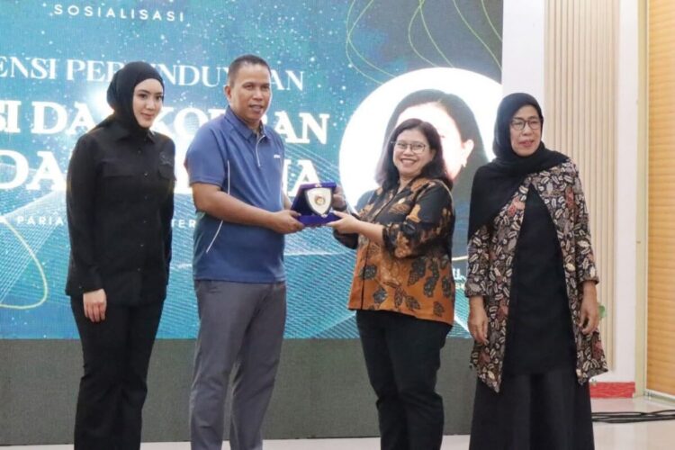 SERAHKAN CENDERA MATA— Wakil Wali Kota Pariaman Mulyadi, memberima cendera mata saat menghadiri kegiatan Sosialisasi Urgensi Perlindungan Saksi dan Korban Tindak Pidana yang digelar LPSK) Pusat.