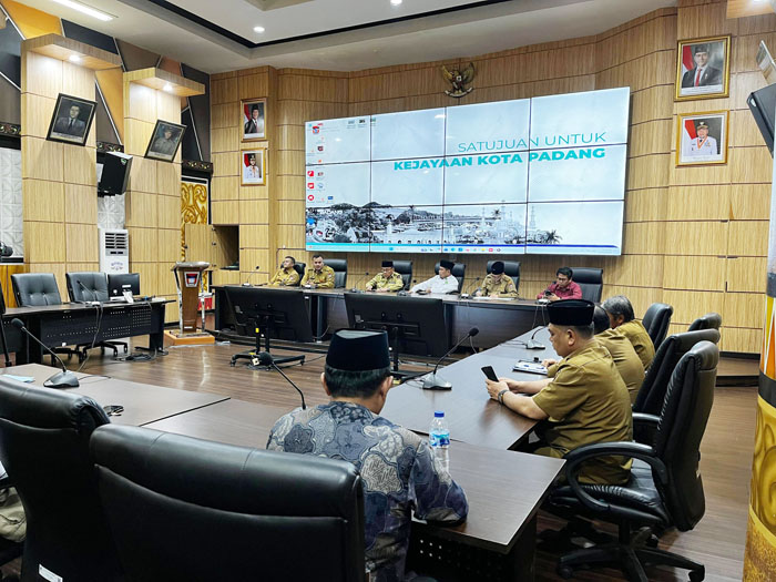 RAPAT KOORDINASI— Wakil Wali Kota Padang Maigus Nasir memimpin Rakor Persiapan kegiatan keagamaan untuk mengisi malam Tahun Baru bagi anak dan remaja tingkat SD dan SMP di Kota Padang.