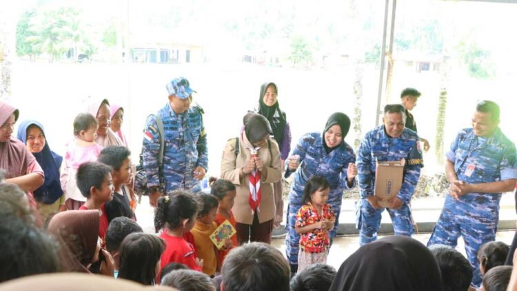 Lanud Sutan Sjahrir dan PIA AG Cab. 11/D.I Salurkan Bantuan dan Trauma Healing 1 trauma healing—Lanud Sutan Sjahrir dan PIA AG Cab. 11/D.I , salurkan 1,5 ton bantuan sosial serta trauma healing di Sungai Lareh Lubuk Minturun dan Korong Tangah Taban Lubuk Alung, Sabtu (6/12).