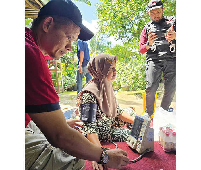 RSUP Dr. M. Djamil Terobos Medan Berat Salareh Aia, Layanan Medis Jangkau Korban Bencana 1 AKSI KEMANUSIAAN— RSUP Dr. M. Djamil menunjukkan wujud nyata kepedulian dan tanggung jawab sosial terhadap korban terdampak bencana di Kabupaten Agam dengan aksi kemanusiaan ke dua wilayah terdampak.