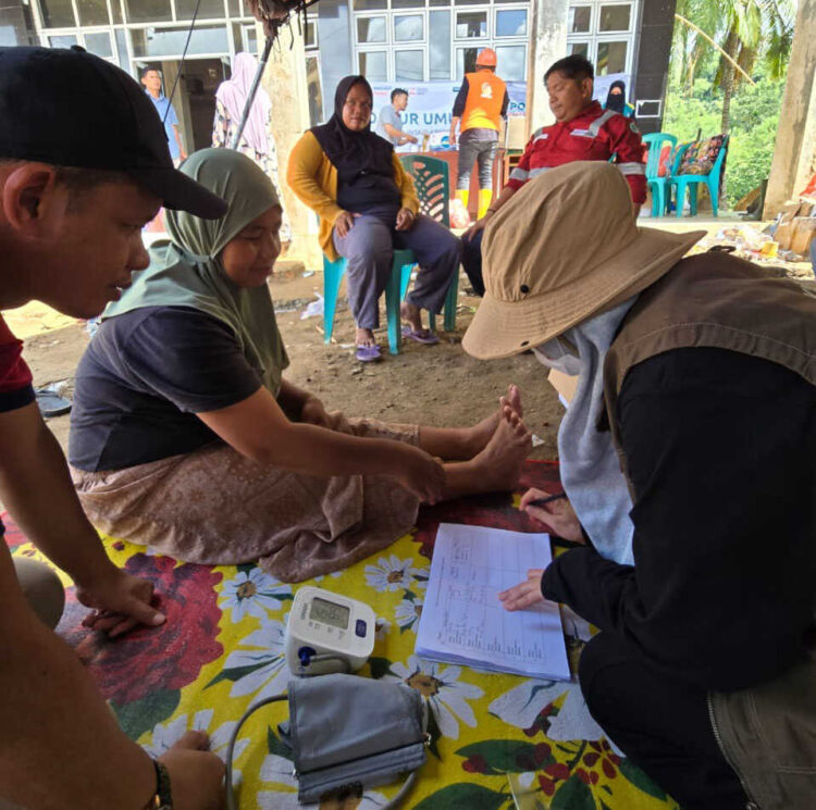 Di Tengah Hujan, Tim 1 RSUP Djamil Tuntaskan Misi Kesehatan di Empat Posko 1 LAYANAN KESEHATAN— Tim 1 Tenaga Kesehatan RSUP Dr. M. Djamil terus menunjukkan komitmen dalam memberikan layanan kesehatan kepada korban yang terdampak bencana di Nagari Salareh Air Timur, Kecamatan Palembayan, Kabupaten Agam, Minggu (7/12).