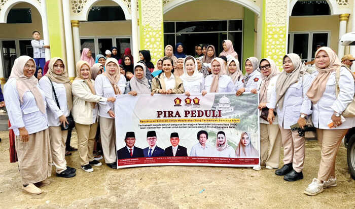 PIRA Salurkan Ratusan Paket Bantuan untuk Perempuan dan Anak Korban Longsor di Kuranji 1 SALURKAN BANTUAN— Ketua Umum PP PIRA Novita Wijayanti, anggota Komisi V DPR RI Marlyn Maisarah, menyerahkan langsung ratusan paket bantuan bagi perempuan dan anak-anak korban longsor di Pasa Lalang, Kelurahan Kuranji, Kecamatan Kuranji, Rabu (10/12).