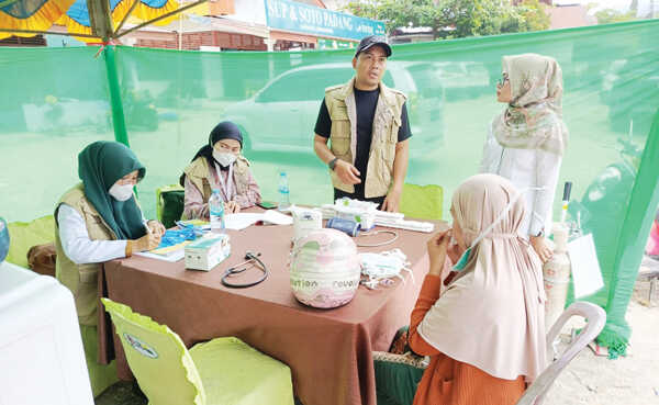 Posko Semen Padang Peduli Layani Pengobatan Gratis 84 Korban Banjir di Pauh 1 LAYANAN PENGOBATAN— Posko Semen Padang Peduli memberikan pelayanan kesehatan dan lainnya kepada warga di Pauh yang terdampak bencana banjir bandang. Para petugas mencatat bahwa mayoritas warga yang datang mengalami keluhan umum pascabencana, seperti batuk, demam, dan gatal-gatal.
