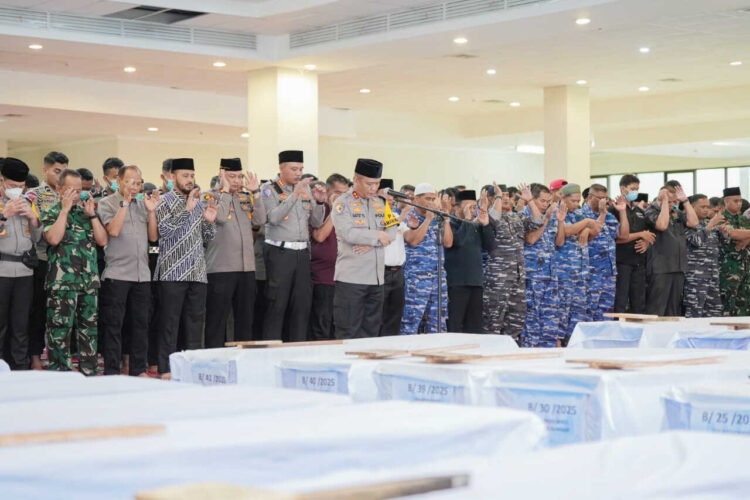 Batas Waktu DVI Berakhir, 24 Jenazah Korban Bencana Dimakamkan Massal, Proses Identifikasi DNA tetap Berlanjut 1 PADANG, METRO
24 jenazah korban bencana banjir bandang di Sumatera Barat (Sumbar) yang belum teridentifikasi akhirnya dimakamkan secara massal di Tempat Pemakaman Umum (TPU) Bungus Teluk Kabung, Selasa (10/12).
Pemakaman ini dilakukan setelah proses identifikasi melalui Disaster Victim Identification (DVI) menemui batas waktu, sementara upaya pencocokan DNA masih terus berjalan.
Sebelum diberangkatkan menuju tempat peristirahatan terakhir, seluruh jenazah tanpa identitas tersebut dilepas secara resmi dalam upacara di RS Bhayangkara Padang. Irwasda Polda Sumbar, Kombes Pol Guritno Wibowo, memimpin pelepasan tersebut.
Kombes Pol Guritno Wibowo menjelaskan total yang dimakamkan adalah 24 jenazah, terdiri dari 20 jenazah utuh dan 4 bagian tubuh manusia.
“Semua sudah kami ambil sampel DNA-nya. Mengingat waktu penyimpanan sudah cukup lama, maka jenazah harus segera dimakamkan,” ujar Kombes Pol Guritno didampingi Kabid Humas Polda Sumbar, Kombes Pol Susmelawati Rosya.
Pihaknya memastikan, data DNA ini akan menjadi kunci. “Jika nantinya ada keluarga yang datang mencari, kami bisa mencocokkan DNA tersebut. Proses di Pusdokkes Polri masih berjalan,” tambahnya.
Perjalanan jenazah berlanjut ke Masjid Raya Syekh Ahmad Khatib Al-Minangkabawi. Di rumah ibadah kebanggaan Ranah Minang itu, salat jenazah dilakukan dengan khidmat.
Bertindak sebagai imam salat adalah Kapolda Sumbar, Irjen Pol Gatot Tri Suryanta, sementara pembacaan doa dipimpin langsung oleh Imam Besar Masjid Raya, Ustadz Rahimul Amin. Momen ini menjadi penanda penghormatan terakhir bagi para korban yang meninggal dalam bencana alam tersebut.
Kapolda Sumbar, Irjen Pol Gatot Tri Suryanta mengatakan, 24 jenazah yang dimakamkan ini berasal dari Kabupaten Agam 17 jenazah (9 Laki-laki, 5 Perempuan, dan 3 berupa bagian tubuh), Kabupaten Padangpariaman 6 jenazah dan Padangpanjang 1 jenazah.
“Sampel DNA dari 24 jenazah ini, beserta sampel pendamping dari keluarga yang melapor hilang, telah dikirim untuk pemeriksaan lanjutan,” kata Irjen Pol Gatot.
Irjen Pol juga menjamin pelayanan bagi masyarakat yang masih mencari anggota keluarga yang hilang.
“Kami akan melayani masyarakat selama 24 jam. Jika ada sanak atau saudaranya yang masih merasa kehilangan, segera laporkan ke posko pusat DVI Polda Sumbar di RS Bhayangkara Padang, atau hubungi layanan telepon 110,” tegas Irjen Pol Gatot.
Di TPU Bungus Teluk Kabung, tempat pemakaman para korban, Irjen Pol Gatot memastikan setiap makam akan diberi nisan penanda khusus. Lokasi pemakaman ini diketahui merupakan bekas area pemakaman jenazah COVID-19.
“Penandanya sudah kami siapkan. Ini untuk memudahkan identifikasi jika sewaktu-waktu ada keluarga yang datang mencari identitas para korban, makamnya bisa langsung diketahui,” pungkasnya.
Sementara itu, Sekretaris Daerah (Sekda) Provinsi Sumbar, Arry Yuswandi mengatakan penyelenggaraan salat jenazah dilaksanakan di lantai dasar Masjid Raya Syekh Ahmad Khatib Al Minangkabawi Sumbar, sekitar pukul 12.30 WIB atau setelah salat zuhur, dan langsung dimakamkan di TP. Bungus setelahnya.
“Penyelanggaraan jenazah bagi 24 orang korban bencana yang tidak teridentifikasi telah kita lakukan dan telah dimakamkan secara massal di Bungus. Dalam penyelenggaraan sendiri, masyarakat umum boleh hadir, karena sunnahnya ikut serta dalam penyelenggaraan jenazah merupakan sebuah amalan,” ungkap Sekdaprov Sumbar, Arry Yuswandi.
Kepala Biro Kesra Sekretariat Daerah Provinsi Sumbar, Al Amin mengatakan persiapan penyelenggaraan salat jenazah sudah dilakukan, dan yang bertindak sebagai imam adalah Kapolda Sumbar, Irjen Pol Gatot Tri Suryanta, sedangkan yang membaca do’a adalah Imam Besar Masjid Raya Syekh Ahmad Khatib Al Minangkabawi Sumbar, Ust. H. Rahimul Amin, Lc.MA.
“Penyelenggaraan salat jenazah dihadiri oleh seluruh Forkopimda Sumbar, para ASN dan jajaran kepolisian serta masyarakat umum,”kata Al Amin.
Sementara itu, Kepala Dinas Sosial Provinsi Sumbar, Syaifullah menjelaskan 24 jenazah yang disalatkan merupakan jenazah yang tidak teridentifikasi, baik identitas maupun keluarganya. Keputusan ini merupakan hasil keputusan rapat gabungan antara Dinas Sosial Sumbar, Dinas Sosial Agam, dan Kabid DVI Polri, Wadan DVI Polda Sumbar, Karumkit Bhayangkara, BPBD Sumbar, Dinas Kesehatan Sumbar.
“Teknis pelaksanaan dan pembiayaannya menjadi tanggung jawab Dinas Sosial Provinsi Sumbar,” tegas Syaifullah (rgr/fan)