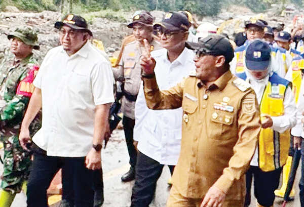 Andre Rosiade: Antisipasi Sering Putusnya Jalan, Kementerian PU Kaji Pembangunan Flyover Lembah Anai 1 KERUSAKAN DI LEMBAH ANAI— Menteri Pekerjaan Umum (PU) Dody Hanggodo bersama Wakil Ketua Komisi VI DPR Andre Rosiade dan Bupati Tanah Datar Eka Putra, saat meninjau kerusakan kerusakan di Lembah Anai pascabanjir bandang, pada Senin (8/11) lalu.