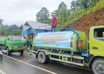 PASOKAN AIR BERSIH— Mobil tangki untuk memasok air bersih di wilayah terdampak Kecamatan Palembayan, Kabupaten Agam (10/12).