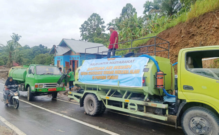 Tim Gabungan Maksimalkan Distribusi Logistik Melalui Jalur Darat ke Daerah Terdampak di Palembayan 1 PASOKAN AIR BERSIH— Mobil tangki untuk memasok air bersih di wilayah terdampak Kecamatan Palembayan, Kabupaten Agam (10/12).