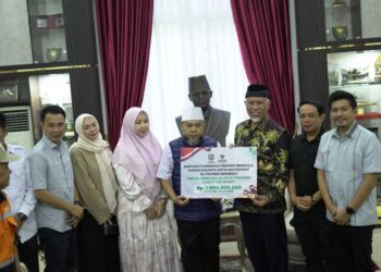 SALURKAN BANTUAN— Pemprov Sumbar melalui Dinsos terus menyalurkan berbagai jenis bantuan logistik ke seluruh kabupaten/kota terdampak bencana hidrometeorologi di Sumbar. Hingga Kamis (11/12), total nilai bantuan yang telah disalurkan mencapai Rp15 miliar lebih. Sementara itu, bantuan solidaritas antarprovinsi juga terus mengalir untuk korban bencana di Sumbar.