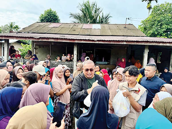 Andre Rosiade Serahkan Ratusan Sembako di Kampung Jambak Koto Tangah, Tampung Aspirasi Perbaikan Jembatan dan Jaringan PDAM 1 SERAHKAN BANTUAN— Wakil Ketua Komisi VI DPR RI, Andre Rosiade, kembali turun langsung membantu warga yang terdampak parah bencana banjir bandang di Kota Padang Jumat (12/12), Andre meninjau Kampung Jambak, Kelurahan Batipuh Panjang, Kecamatan Koto Tangah, sekaligus menyerahkan ratusan paket sembako dan bantuan dana tunai kepada masyarakat.