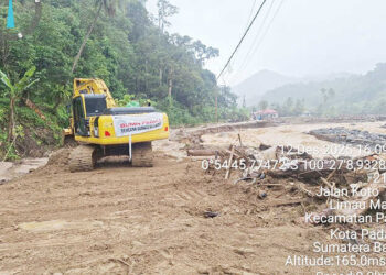 ALAT BERAT TERUS BEKERJA— PT Semen Padang terus membantu penanganan pascabencana banjir bandang di Kecamatan Pauh, Kota Padang. Satu unit alat berat ekskavator PC 200 masih dioperasikan di kawasan Batu Busuk, Kelurahan Lambung Bukit, untuk memperbaiki sistem drainase dan membangun tanggul sungai yang rusak akibat terjangan banjir bandang yang terjadi pada akhir November lalu.
