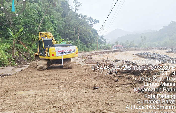 PT Semen Padang Perkuat Penanganan Pascabencana di Batu Busuk, Alat Berat Bekerja Dua Minggu Tanpa Henti, Fokus Pulihkan Drainase dan Tanggul Sungai 1 ALAT BERAT TERUS BEKERJA— PT Semen Padang terus membantu penanganan pascabencana banjir bandang di Kecamatan Pauh, Kota Padang. Satu unit alat berat ekskavator PC 200 masih dioperasikan di kawasan Batu Busuk, Kelurahan Lambung Bukit, untuk memperbaiki sistem drainase dan membangun tanggul sungai yang rusak akibat terjangan banjir bandang yang terjadi pada akhir November lalu.