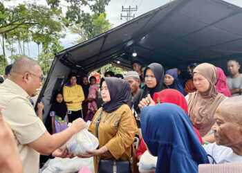 SERAHKAN BANTUAN— Wakil Ketua Komisi VI DPR RI Andre Rosiade mengunjungi dan menyerahkan bantuan kepada korban bencana banjir bandang yang saat ini menempati hunian sementara di Rusus Nelayan, Lubuk Buaya, Kecamatan 
Koto Tangah.