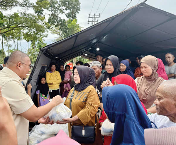 Andre Rosiade Kunjungi Pengungsi Korban Banjir Bandang Padang di Rusus Nelayan, Serahkan Bantuan dan Tegaskan Komitmen Pemerintah Pusat 1 SERAHKAN BANTUAN— Wakil Ketua Komisi VI DPR RI Andre Rosiade mengunjungi dan menyerahkan bantuan kepada korban bencana banjir bandang yang saat ini menempati hunian sementara di Rusus Nelayan, Lubuk Buaya, Kecamatan
Koto Tangah.