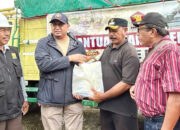 Andre Rosiade Bagikan 2.000 Sembako dan Datangkan Alat Berat untuk Penanganan Galodo Maninjau