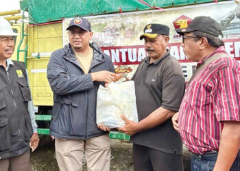 KUNJUNGI MANINJAU— Wakil Ketua Komisi VI DPR RI Andre Rosiade mengunjungi Nagari Maninjau, Kecamatan Tanjung Raya, Kabupaten Agam, Minggu (14/12). Kunjungan ini dilakukan sebagai bentuk kepedulian langsung kepada masyarakat yang terdampak galodo atau banjir bandang yang melanda wilayah tersebut.