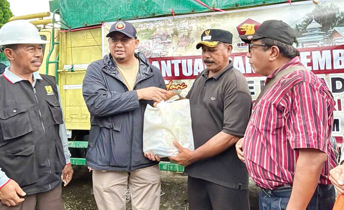 Andre Rosiade Bagikan 2.000 Sembako dan Datangkan Alat Berat untuk Penanganan Galodo Maninjau