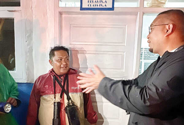 Mencekam! Andre Rosiade Antar 500 Nasi Bungkus ke Pengungsi Banjir Bandang Pauh 1 ANTARKAN NASI BUNGKUS— Wakil Ketua Komisi VI DPR RI Andre Rosiade bergerak cepat turun langsung ke lapangan setelah menerima laporan Sungai Batang Kuranji kembali meluap dan mengamuk di Batu Busuk dan Gunung Nago, Kecamatan Pauh, Minggu (14/12) malam. Andre juga langsung mengantarkan ratusan paket nasi bungkus kepada para pengungsi dan warga.