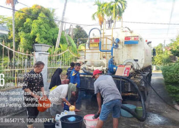 PENYALURAN AIR BERSIH— PT Semen Padang menyalurkan bantuan air bersih bagi warga Kota Padang yang mengalami krisis air pascabanjir bandang, terutama di wilayah yang jaringan air bersihnya rusak akibat bencana tersebut.