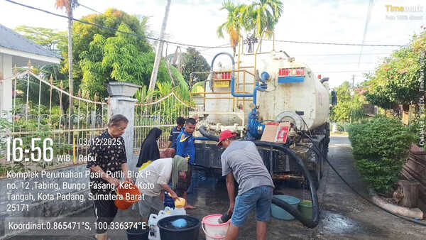 Semen Padang Peduli Salurkan 232 Ribu Liter Air Bersih ke Daerah Terdampak Banjir di Padang 1 PENYALURAN AIR BERSIH— PT Semen Padang menyalurkan bantuan air bersih bagi warga Kota Padang yang mengalami krisis air pascabanjir bandang, terutama di wilayah yang jaringan air bersihnya rusak akibat bencana tersebut.