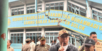 Resmikan Bailey dan Salurkan Sembako di Solok, Andre Rosiade Tegaskan Pemerintah Pusat Hadir Tangani Bencana Sumbar 13 Resmikan Bailey dan Salurkan Sembako di Solok, Andre Rosiade Tegaskan Pemerintah Pusat Hadir Tangani Bencana Sumbar