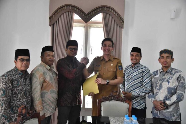 AUDIENSI— Wali Kota Sawahlunto Riyanda Putra menerima audiensi Ketua dan pengurus Majelis Ulama Indonesia (MUI) Kota Sawahlunto yang menyampaikan sejumlah rekomendasi hasil muzakarah keumatan sebagai bahan penguatan kebijakan pembangunan sosial dan spiritual masyarakat, Selasa (16/12).