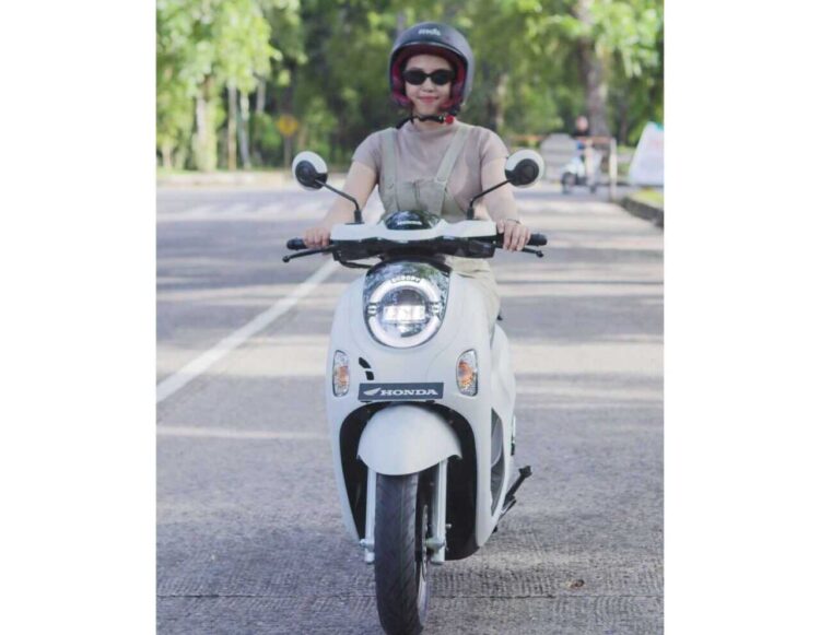PT Menara Agung Berikan Diskon untuk Pembelian Honda Scoopy 1 SCOOPY—Perempuan mengendarai sepeda motor Honda Scoopy.