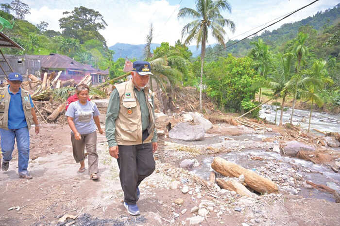 Mahyeldi Apresiasi Kebijakan Presiden dan Menkeu, TKD 2026 Daerah Bencana Tak Dipotong 1 TINJAU— Gubernur Mahyeldi saat melakukan peninjauan terhadap wilayah yang terdampak bencana.