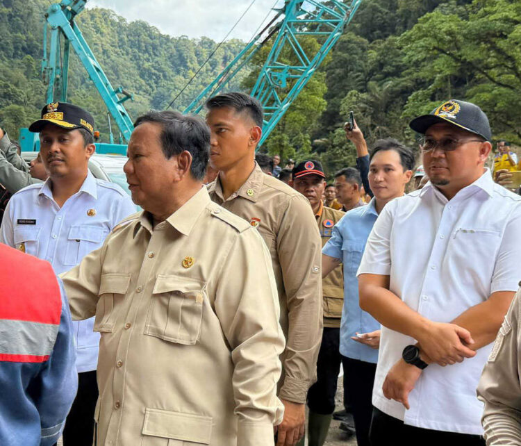 Andre Rosiade: Dua Kali Presiden Prabowo ke Sumbar, Bukti Pemerintah Pusat Fokus Tangani Galodo 1 DAMPINGI PRESIDEN— Wakil Ketua Komisi VI DPR RI Andre Rosiade, ikut mendampingi langsung Presiden Prabowo dalam kunjungan kerja ke Sumbar selama dua hari, Rabu–Kamis (17–18/12).