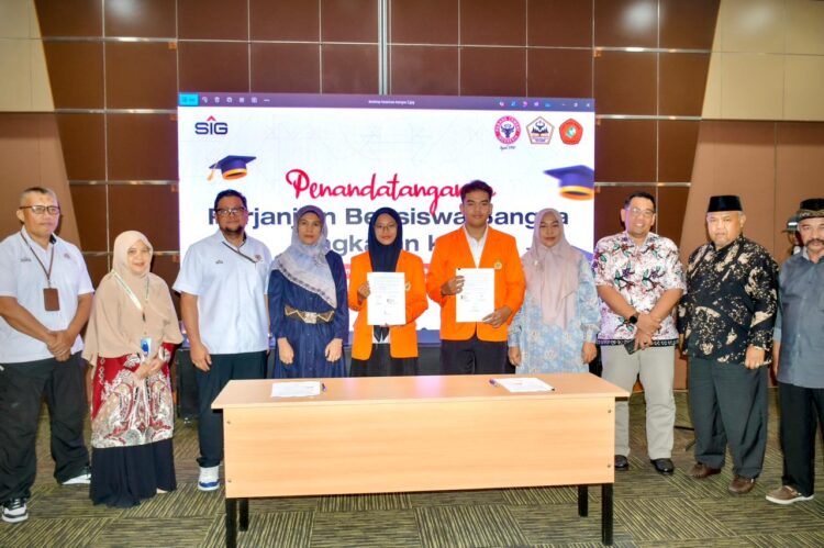 PENANDATANGAN KERJA SAMA— Sekretaris Perusahaan PT Semen Padang Win Bernadino, melakukan penandatanganan Perjanjian Beasiswa Anak Nagari Semen Padang (BANGSA) Angkatan II bagi 23 penerima manfaat, di Kantor Pusat PT Semen Padang.