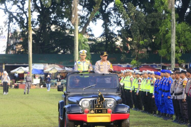 Operasi Lilin Singgalang, Polda Kerahkan 4.211 Personel, Dirikan 66 Pos, Sitinjau Lauik Disorot, Distribusi Logistik dan BBM Harus Aman 1 CEK KESIAPAN— Kapolda Sumbar, Irjen Pol Gatot Tri Suryanta mengecek kesiapan personel dalam apel gelar pasukan Operasi Lilin Singgalang 2025, yang berlangsung di lapangan RTH Imam Bonjol Padang, Jumat (19/12).