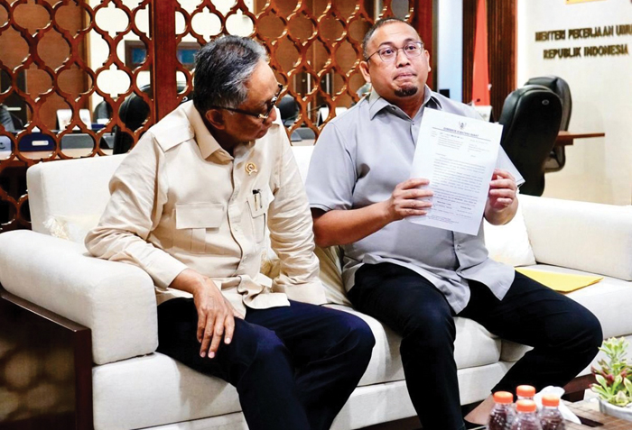 TEMUI MENTERI PU—  Anggota DPR RI Fraksi Partai Gerindra Andre Rosiade secara langsung mendatangi Menteri PU Dody Hanggodo untuk mengawal alokasi anggaran Rp1,2 triliun bagi perbaikan 20 ruas jalan provinsi di Sumbar melalui APBN, dalam mempercepat pemulihan daerah terdampak bencana.
