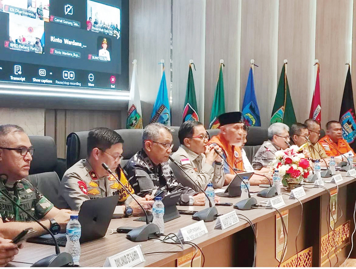 FGD— Forum Group Discussion (FGD) yang dihadiri oleh Forkopimda Provinsi dan Sekretaris Utama BNPB, Rustian, di Posko Tanggap Darurat Bencana Sumbar, Aula Kantor Gubernur, Senin (22/12) malam.