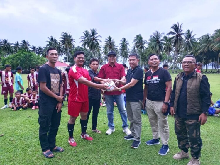 BANTUAN KOSTUM DAN BOLA— DPP PKPS bersama HKB menunjukkan dukungan nyata terhadap pembinaan sepakbola usia muda dengan menyalurkan bantuan 15 bola kaki dan tiga set kostum di Lapangan Sepakbola Kampung Aur, Batangkapas, Kamis (25/12).